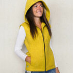 Suedtirol Wandern Damen weste Kaputze Filz Bergauf gelb